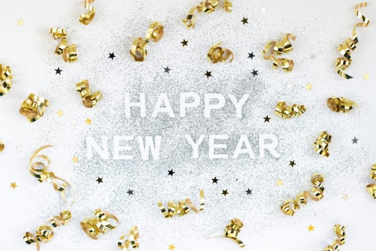 Привітання з Новим роком своїми словами: щирі, короткі та прикольні побажання